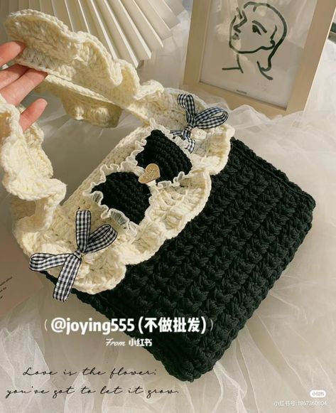 Kawaii Crochet Bag Pattern Free, Cute Crochet Bag Aesthetic, Bags To Crochet, Crochet Top Aesthetic, Aesthetic Crochet Bag, Crochet Bag Aesthetic, Mini Crochet Bag, Crochet Pouches, Mochila Crochet