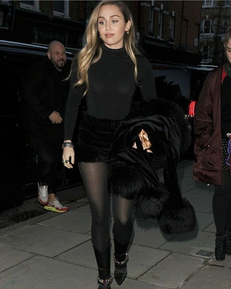 Miley Cyrus All Black Outfit, Miley Cyrus Black Outfit, Miley Cyrus Christmas Outfit, Black Mesh Tights Outfit, Miley Cyrus Black Dress, Dresses With Pantyhose Outfits, Sheer Tights Outfit Fall, Pantyhose Outfit Aesthetic, Black Pantyhose Outfit Winter