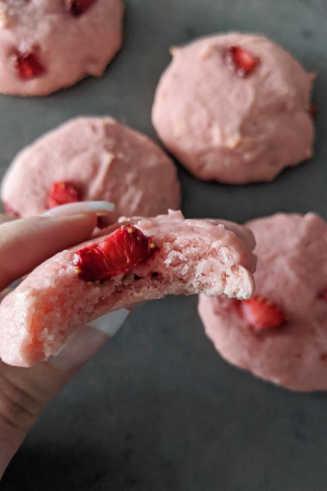 Patisserie, Essen, Strawberry Cookies With Fresh Strawberries, Berry Cookies Recipes, Strawberry Rose Cookies, Strawberry Vanilla Cookies, Soft Strawberry Cookies, Cookies With Fresh Strawberries, Strawberry Lime Cookies