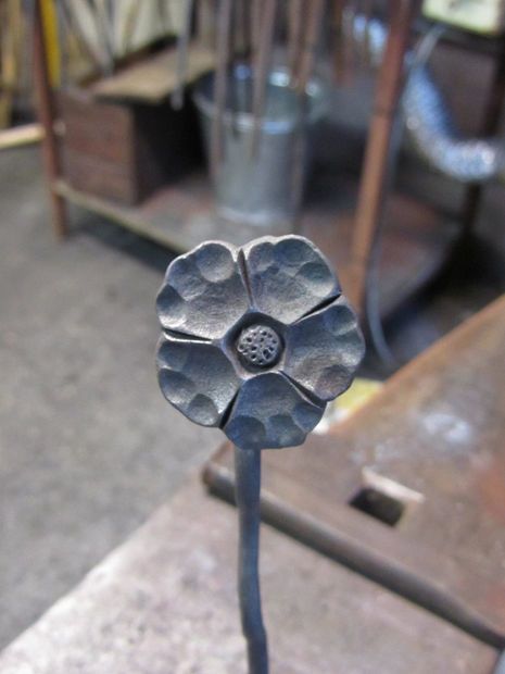 Blacksmith Flowers, Propane Forge, Blacksmithing Ideas, Hantverk Diy, Blacksmith Forge, Iron Jewelry, Blacksmith Projects, Horseshoe Crafts, Metal Working Projects