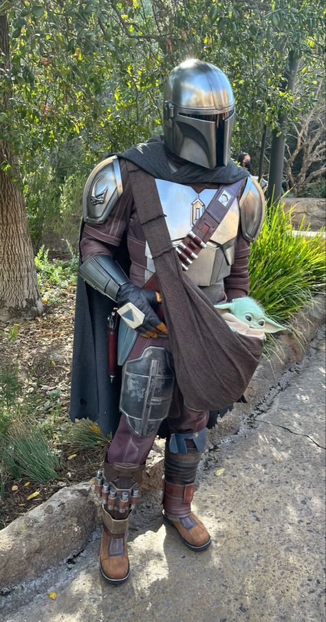 Grogu Halloween Costume, Din Djarin Cosplay, Mando Cosplay, Mandalorian Outfit, Din Djarin And Grogu, Mandalorian Costume Diy, Mandalorian Disneybound, Starwars Cosplay, Mandalorian And Grogu