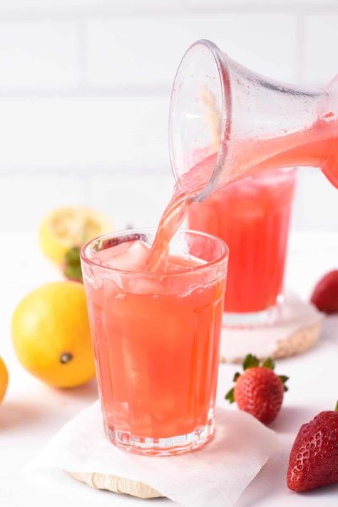 Sparkling Pink Lemonade, Vegan Horchata, Easy Lemonade Recipe, Chocolate Avocado Smoothie, Sugar Free Lemonade, Pink Drink Recipes, Lemonade Drink, Sparkling Lemonade, Peanut Butter Smoothie