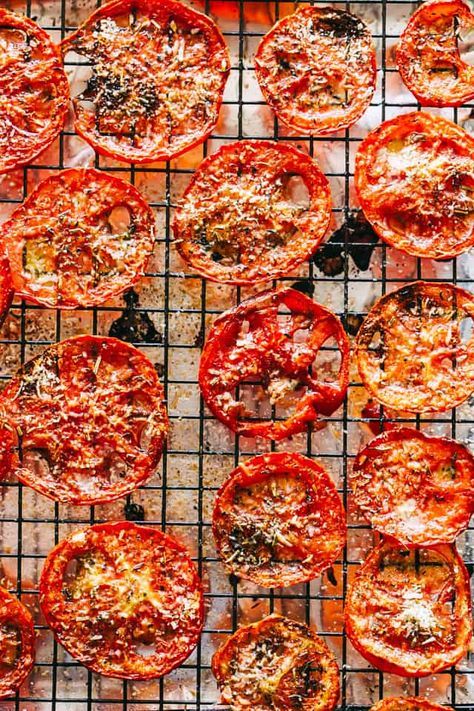 Tomato Chips, Dehydrating Food Storage, Baked Parmesan Tomatoes, Tomato Snacks, Preserving Tomatoes, Parmesan Chips, Healthy Chips, Vegetable Chips, Veggie Chips