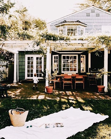 House Exteriors, Cute House, Dream House Exterior, House Goals, Style At Home, Pretty House, The Grass, House Inspo, Home Fashion