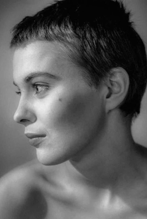 adreciclarte 4 Jean Seberg, Life In The Uk, Moving To England, Womens History Month, Shaved Head, Female Photographers, Bond Street, Short Pixie, Female Images