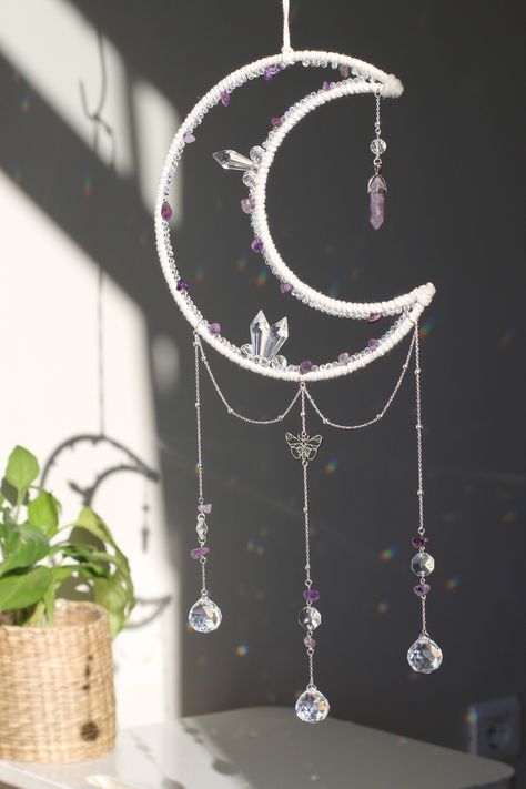 ♡☼ BIG MOON & AMETHYST SUNCATCHER ☼♡ ♡ New ORIGINAL DESIGN! Made to order, each one is special so it may be sightly different from the picture.   ♡ Different crystals for extra sparkle. With amethysts and a butterfly stainless steel pendant. 100% natural cotton cord.  💜 Amethyst properties: Soothing, brings mental clarity and harmony. It transforms negative energy into positive. 🦋 Butterfly: Symbol of transmutation. It gives perseverance, resilience and strength.  🌈 FENG SHUI CRYSTALS: Feng S Moon Phases Decor, Hanging Crystals Diy, Butterfly Symbol, Moon Macrame, Crystal Suncatchers Diy, Diy Dream Catcher Tutorial, Making Dream Catchers, Moon Wall Decor, Moon Suncatcher