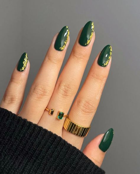 It’s your *lucky* day! 🍀 We’ve collected tons of cute St Patricks Day nails--including these chic deep green and gold nails--guaranteed to keep you from getting *pinched.* St Patricks Day Nails, Dark Green Nails, Green Nail Art, Elegant Nail Art, Holiday Nail Designs, Green Nail Designs, Nail Colors Winter, Cute Christmas Nails, Festival Nails