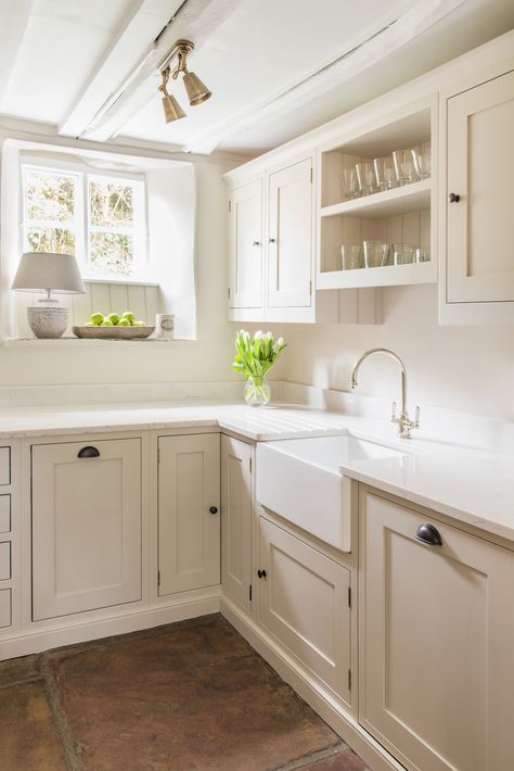 Cream Sink Kitchen, Kitchen Interior Cream, Cream Traditional Kitchen, Cream Wall Kitchen, Classic Cream Kitchen, Cream Kitchen Cabinets Wooden Worktop, Shaker Style Cabinets Bathroom, Beige Country Kitchen, Cream Kitchens Modern