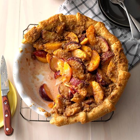 Perfect Plum & Peach Pie Recipe -I created this recipe to fit with in-season summer fruit. The plums give the pie a splash of color as well as flavor, and the crumb topping is both easy and excellent! —Rachel Johnson, Shippensburg, Pennsylvania Autumn Meals, Summer Pie Recipes, Plum Pie, Peach Pie Recipes, Creamy Pie, Favorite Pie Recipes, Lime Pie Recipe, Rachel Johnson, Peach Dessert Recipes