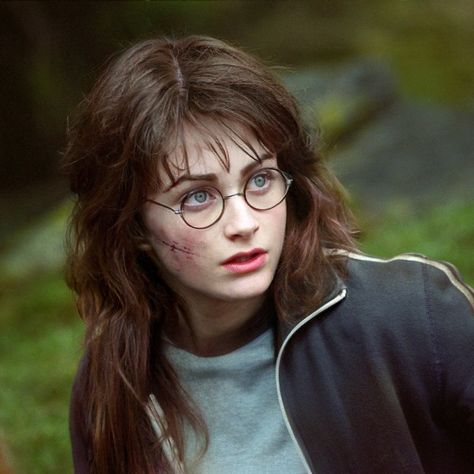 #harrietpotter #girlharry #femaleharry Long Haired Harry Potter, Harry Potter With Long Hair, Harry Potter Third Year, Female Harry Potter Fan Art, Harry Potter 3rd Year, Harry Potter Oc Girl, Hepzibah Smith, Harry Potter Genderbend, Harry Potter Female Characters