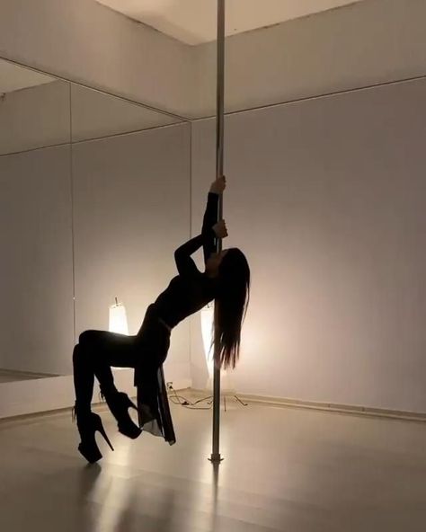 Pole Dance Videos, Pole Dance Aesthetic, Dancing Pose Reference, Pole Fitness Beginner, Exotic Pole Dance, Pole Fitness Moves, Pool Dance, Pole Dancing Videos, Dance Stretches