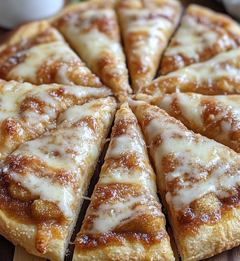 Cinnamon-Sugar Pizza Made with Crescent Rolls Cinnamon Sugar Crescent Rolls, Pizza Dough Cinnamon Rolls, Cinnamon Sugar Desserts, Lemonade Pie Recipe, Crescent Roll Recipes Dessert, Crescent Roll Recipes Dinner, Recipes Using Crescent Rolls, Crescent Roll Breakfast Recipes, Cinnamon Crescent Rolls