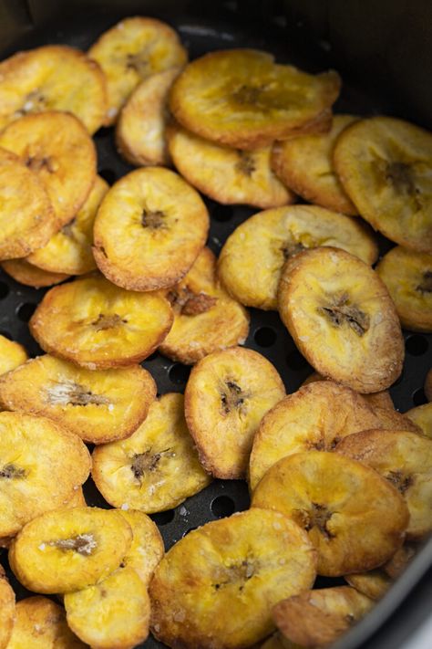 Banana Chips Airfryer, Air Fryer Banana Chips, Homemade Banana Chips, Air Fryer Banana, Sweet Potato Chips Baked, Apple Chips Baked, Banana Uses, Apple Chips, Sweet Potato Chips