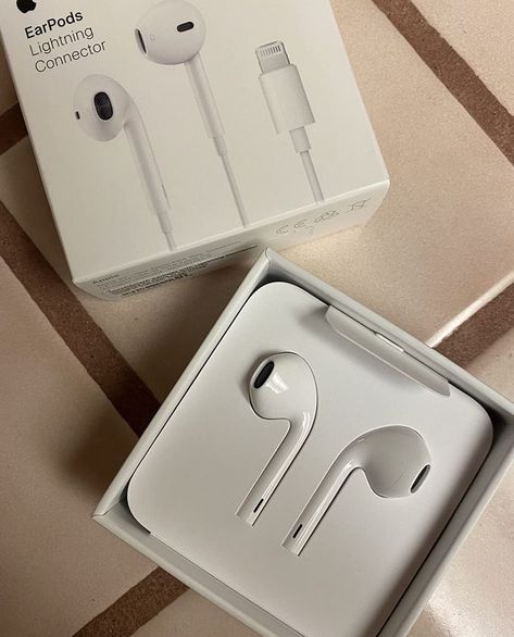 Fone Apple, Airpods Aesthetic, Headphone Aesthetic, Aesthetic Airpods, Iphone Earbuds, Iphone Earphones, Apple Earphones, Apple Earpods, Iphone Headphones