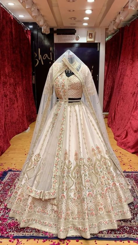 Baju Kahwin, Glam Wedding Dress, Pengantin India, Indian Bridesmaid Dresses, Nice Women, Lehenga Designs Simple, Wedding Lehenga Designs, Indian Bride Outfits, Lehnga Dress