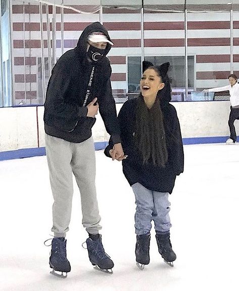 Ariana Grande Winter, Skating Outfit, Ice Skating Outfit, Pete Davidson, Ice Skating, Skating, Ariana Grande