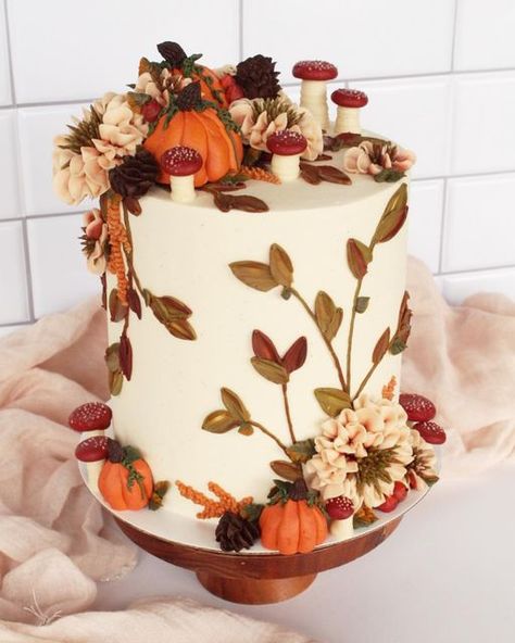 Sunflower Fondant Cake, Thanksgiving Birthday Cake Ideas, Simple Fall Themed Cakes, Vintage Fall Cake, Fall Cakes Recipes, Fall Decorated Cakes, Pumpkin Themed Cake, Birthday Cake Ideas Simple, Thanksgiving Cake Decorating