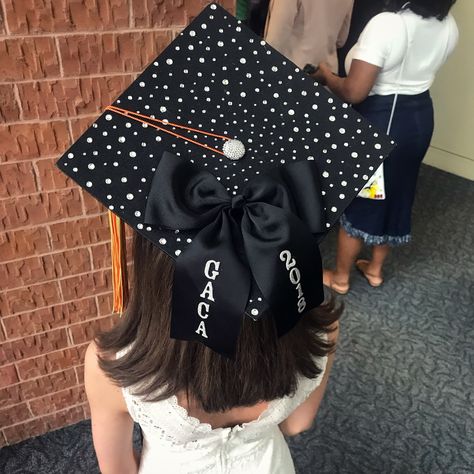 Graduation Outfit With Cap And Gown, Glitter Grad Cap Ideas, Bow Grad Cap, Olivia Rodrigo Grad Cap, Coquette Grad Cap, Easy Graduation Cap Ideas, Pretty Graduation Cap, Cap And Gown Decoration Ideas, Unique Graduation Cap Designs