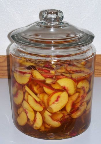 Peach Liqueur Recipe, Homemade Liqueur Recipes, Forralt Bor, Infused Liquors, Homemade Alcohol, Homemade Liquor, Liquor Recipes, Moonshine Recipes, Liqueurs Recipes