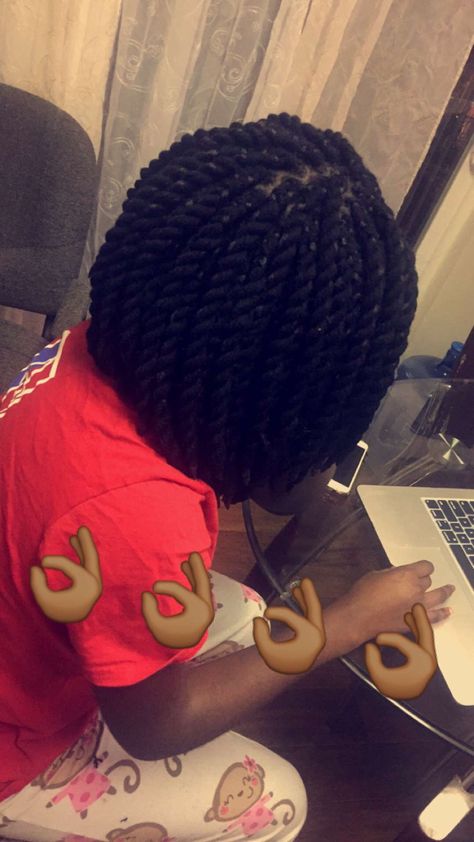 Yarn twists bob by Soexquisitebraids Short Yarn Braids, Braids Bob Hairstyles, Yarn Hairstyles, Wool Braids, Yarn Braids Styles, Yarn Twists, Hairstyle African, Braids Bob, Pixie Braids