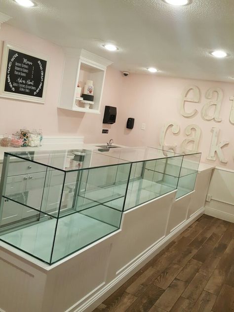 Bakery Counter Ideas, Cake Shop Interior Small, Modern Bakery Interior, Small Bakery Interior, Pastry Shop Interior, Elegant Bakery, Cake Shop Interior, Storefront Ideas, Bakery Decoration