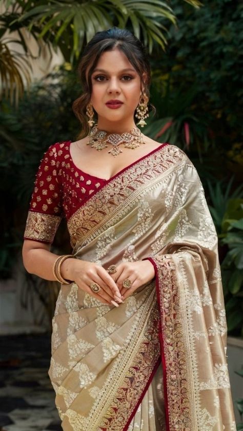 Fancy Sarees Wedding Reception, Saree For Mom, Bridal Sarees For Wedding, Bengali Dress, Wedding Sarees For Bride, Designer Sarees For Wedding, Sari Designs, Sarees For Wedding, Designer Sarees Wedding