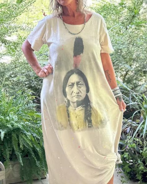 The Jaded Gypsy Moon View Dress is a one size slouch fit T shirt dress with Sitting Bull on front. paint splattered and distressed. Absolutely gorgeous and so stylish! Measurements: O/S: Bust 21" Shoulders 16.5" Length 47.5" Fits upto 2X comfortably #Indian #dress #indiandress #jadedgypsyclothing #jadedgypsy #boho #bohostyle #bohochic #sittingbull #bohoclothing Moon View, Sitting Bull, Texas Boutique, Indian Dress, Shop Small Business, Paint Splatter, Indian Dresses, Boho Outfits, T Shirt Dress