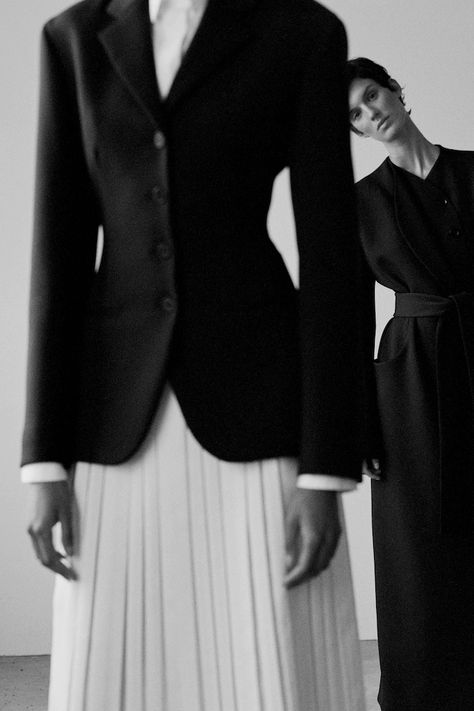 The Row Resort 2020 – Women’s Collection | TheRow.com Yoann Bourgeois, Architectural Fashion, Resort 2020, Fashion Photography Inspiration, Mode Inspo, 가을 패션, Fashion Photoshoot, Fashion Shoot, Fashion Poses