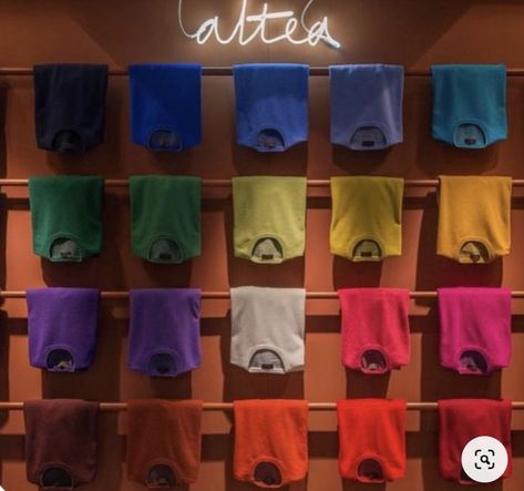 T-shirt Booth Display Ideas, Display T Shirts Ideas, Tshirt Display Ideas Retail, Sports Jersey Display, Clothing Booth Display, Fashion Store Design, T-shirt Display, Clothing Store Displays, Clothing Store Interior