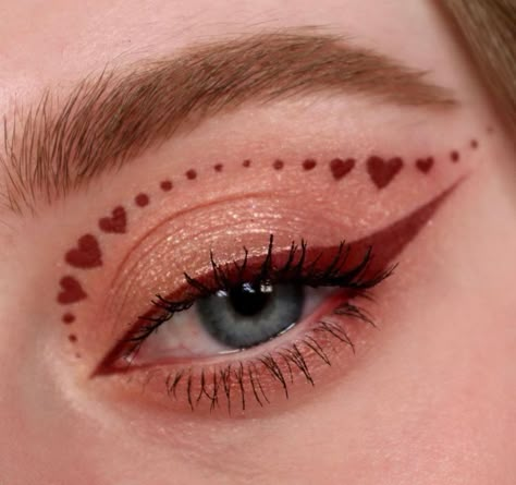 Lovecore Makeup Aesthetic, Valentines Graphic Eyeliner, Heart Graphic Liner, Valentines Graphic Liner, Valentines Day Eyeliner, Valentines Makeup Looks Simple, Valentines Eyeliner, Lovecore Makeup, Valentines Makeup Ideas Simple