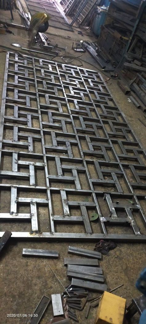 Welding Grill Design, Window Grill Design Modern Houses, Metal Gates Design, Porte In Ferro, Home Window Grill Design, Gate Garden, Welding Design, Window Grill Design Modern, Steel Furniture Design