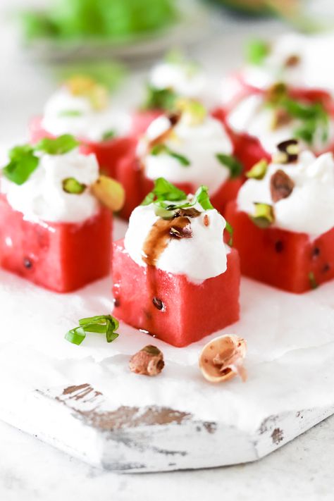 Watermelon Goat Cheese Appetizer, Watermelon Hors D'oeuvres, Goats Cheese Canapes, Gluten Free Canapes, Watermelon Appetizer Ideas, Watermelon Bites, Watermelon Appetizer, Feta Bites, Goat Cheese Appetizer