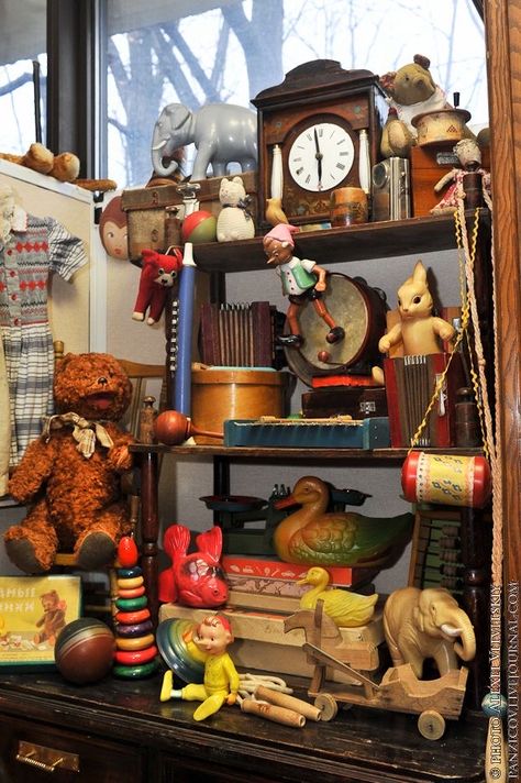 Christmas Toyland, Vintage Playroom, Vintage Kids Toys, Christmas Toy Shop, Old Fashioned Toys, Teddy Bear Cartoon, Antique Booth Displays, Vintage Christmas Toys, Victorian Toys