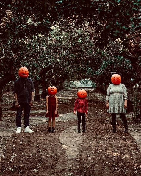 Halloween Pictures Ideas For Kids, Halloween Family Photo Cards, Scary Family Photoshoot, Spooky Season Family Photos, Family Photos Halloween, Fall Family Photos Pumpkin Head, Funny Fall Family Photos, Spooky Halloween Family Photoshoot, Family Halloween Portraits