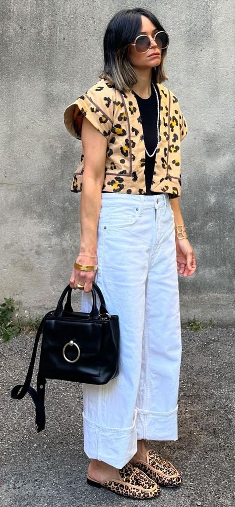 Street Style 2024 Summer Printed Pants Outfits Summer, Street Style 2024 Summer, Summer Street Style 2024, Olivia Palmero, Olivia Palermo Street Style, Simple Work Outfits, Cute Teacher Outfits, Printed Pants Outfits, Summer Pants Outfits