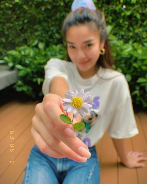 Selfie Poses With Flowers, Flower Picture Ideas, Insta Dp Ideas, Aesthetic Ig Post Ideas, Poses With Flowers, Photos With Flowers, Aesthetic Blur, Self Portrait Poses, Instagram Inspiration Posts