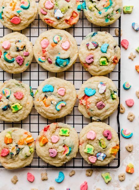 St Patrick's Day Desserts For Kids, Lucky Charm Recipes, Saint Patrick's Day Treats, Lucky Charms Tattoo, March Cookies, St Patricks Day Cookies Easy, Cookies St Patricks Day, Lucky Charms Cookie Recipe, Good Luck Cookies Decorated