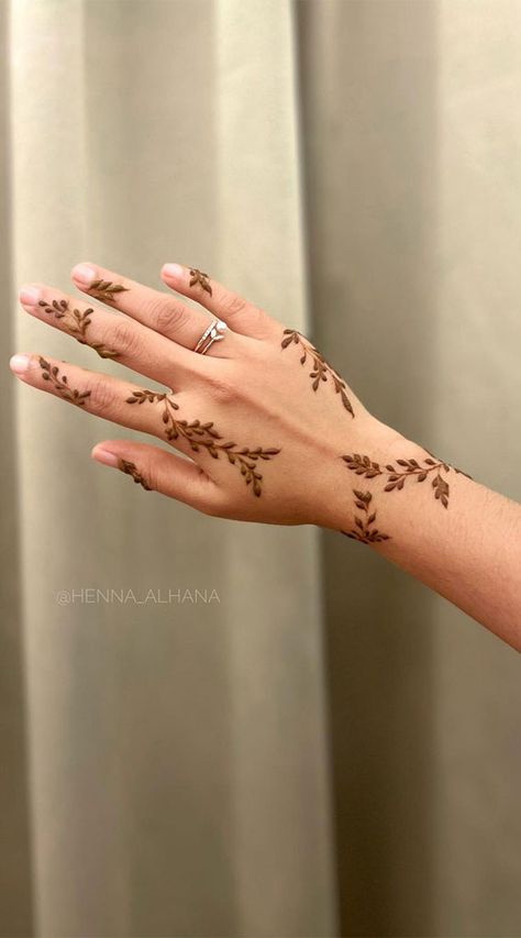 Henna Motive, Palm Henna Designs, Small Henna Designs, Henne Tattoo, Henna Style Tattoos, Jagua Henna, Small Henna, Henna Designs Wrist, Henna Inspired Tattoos