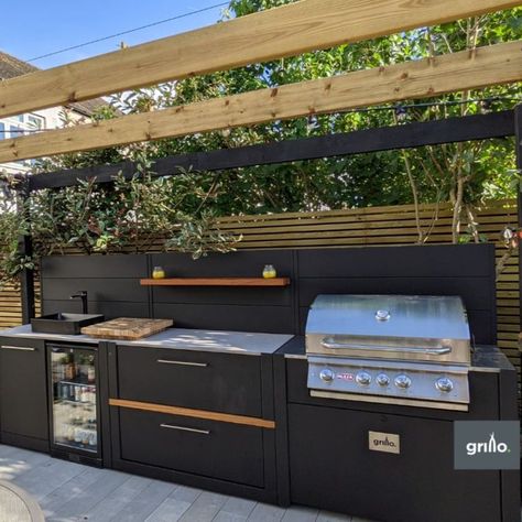 Nestled in the heart of London, this stunning straight run outdoor kitchen with an outdoor fridge and sink is the perfect addition for entertaining. The carbon steel and iroko wood contrast beautifully with the garden landscaping. Outdoor Patio Rooms, Outdoor Bar And Grill, Fridge Design, Iroko Wood, Outdoor Fridge, Outdoor Bbq Area, Outdoor Bbq Kitchen, London Kitchen, London Garden