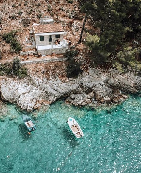 Croatia Vacations® 🇭🇷 on Instagram: “Can we call this place heaven? 😍 A little house by the sea, a boat and we guarantee your vacay will be perfect! 🇭🇷🌊 ••• 📸: @tajdaresek…” Croatia House, Jade Mountain Resort, Cheap Family Vacations, Croatian Coast, Croatia Vacation, Croatia Beach, Belmond Hotels, Visit Croatia, Sea House