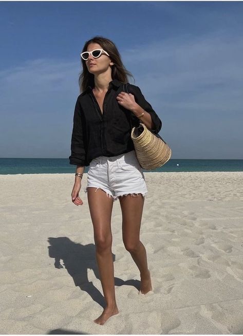 Street Style Comfy, Casual School Outfit, Outfit Basics, Basics Outfit, Cool Girl Outfit, Effortless Chic Outfits, Style Capsule Wardrobe, Woven Beach Bag, Black Linen Shirt