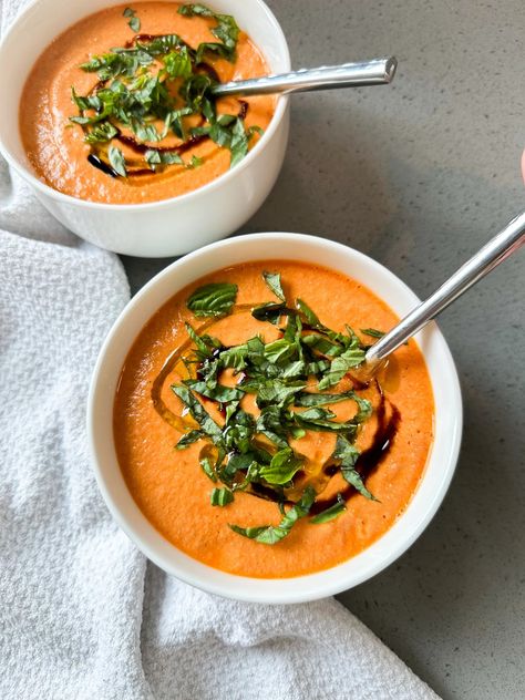 HIGH PROTEIN CREAMY TOMATO SOUP Tomato Soup Healthy, Protein Soup Recipes, Protein Soups, Tomato Bisque, Creamy Tomato Soup, Tomato Soup Recipes, Crock Pot Soup, High Protein Low Carb, The Soup