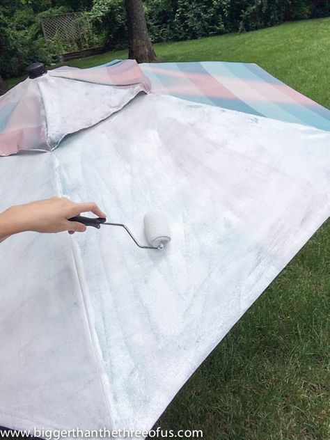 Painting an outdoor umbrella with a roller--ended up using paint sprayer Patio Umbrellas Diy, Patio Umbrella Lights, Outdoor Umbrella Stand, Umbrella Painting, Offset Patio Umbrella, Patio Umbrella Stand, Painted Patio, Umbrella Lights, Garden Umbrella