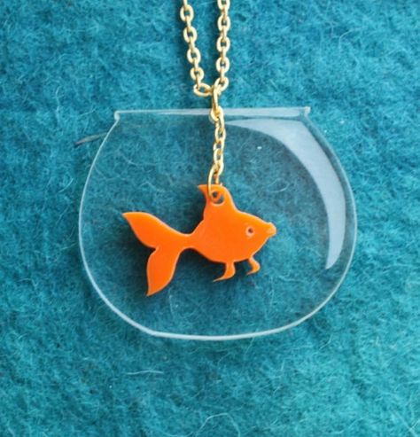 Shrinky Dink idea Plastic Fou, 3d Tiskárna, Shrinky Dink Jewelry, Shrinky Dink Crafts, Kawaii Necklace, Shrink Plastic Jewelry, Goldfish Bowl, Shrink Art, Shrinky Dink