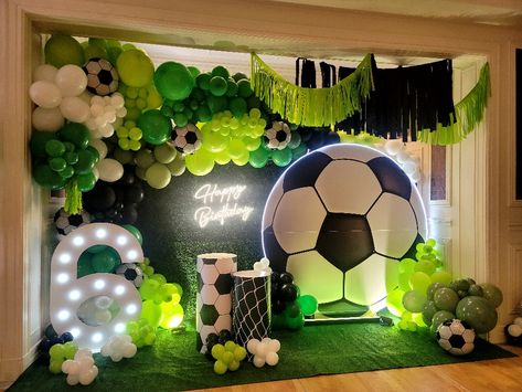 Football Party Balloons, Soccer Baby Showers, Soccer Party Decorations, Soccer Theme Parties, Football Theme Birthday, Football Balloons, Football Party Decorations, Soccer Baby, Soccer Birthday Parties