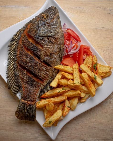 Fish Dishes Recipes, Wings Bbq, Whole Fish Recipes, Dinner Pizza, Grub Hub, Crispy Fish, Cheese Chicken, Nigerian Food, Fish Recipes Healthy