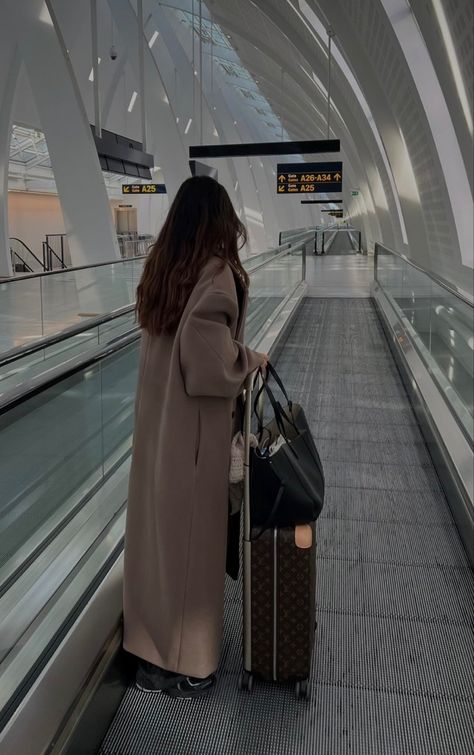 Travel Aesthetic Airport Outfit, Airport Crush, Travel Aesthetic Airport, Vision Board Aesthetic, Aesthetic Airport, Outfit Airport, Vision Board Pics, Nomad Travel, Wellness Aesthetic