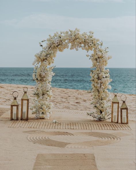 Beach Ceremony Set Up, Wedding Beach Arch, Outdoor Wedding Ideas Beach, Tropical Beach Wedding Color Palette, Wedding 2025 Trends, Beach Wedding Altar, Beach Alter, Beach Wedding Arch Ideas, Beach Venue Wedding