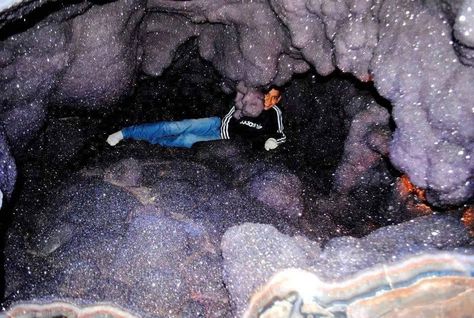 This boy laid inside super amethyst Geode which consider one of the largest amethyst geode in the world 20 tons weight from Uruguay. Who wants to experiment the feeling of being inside this magnificent geode? Credit: Gary Olivera Geology Wonders Large Geode, Geology Rocks, Crystal Aesthetic, Cool Rocks, This Boy, Alien Worlds, Crystals In The Home, Amethyst Geode, Minerals And Gemstones