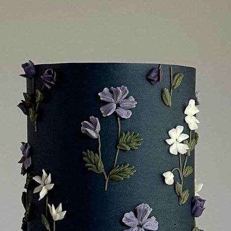 𝐒𝐞𝐚𝐭𝐭𝐥𝐞 𝐂𝐚𝐤𝐞𝐬 on Instagram: "Midnight blue 🌿  #seattlecakes #buttercreamflowers" Dark Blue Cake With Flowers, Dark Blue Birthday Cake, Midnight Blue Cake, Dark Blue Wedding Cake, Moon Cake Design, Blue Themed Cake, Dark Blue Cake, Midnight Cake, 21st Ideas